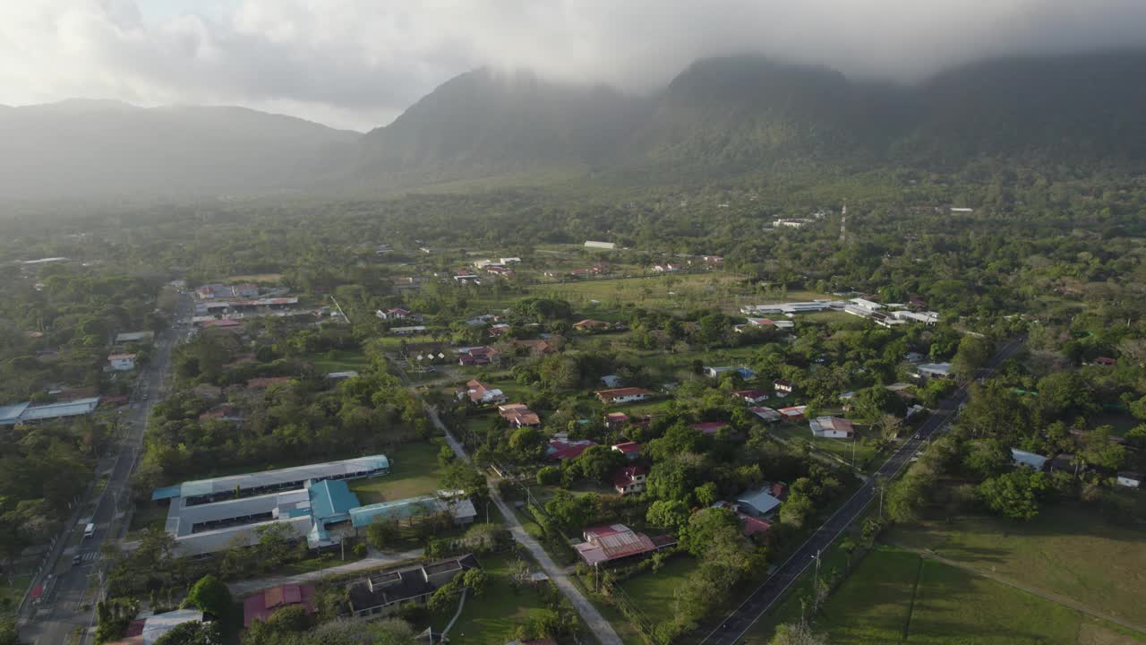 安东山谷鸟瞰图，位于巴拿马一座死火山的火山口，周围环绕着群山和茂密的云雾森林。视频素材