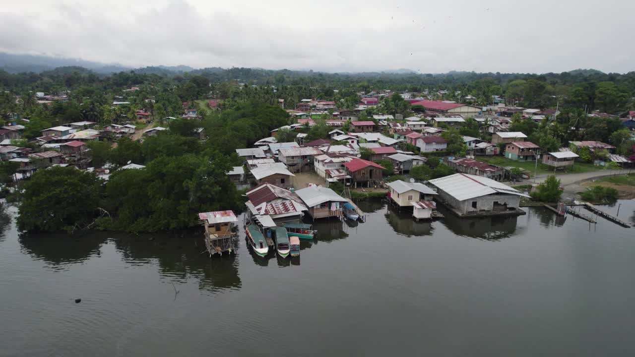 巴拿马阿尔米兰特镇的鸟瞰图，展示了海滨建筑和住宅区。圆多莉视频素材