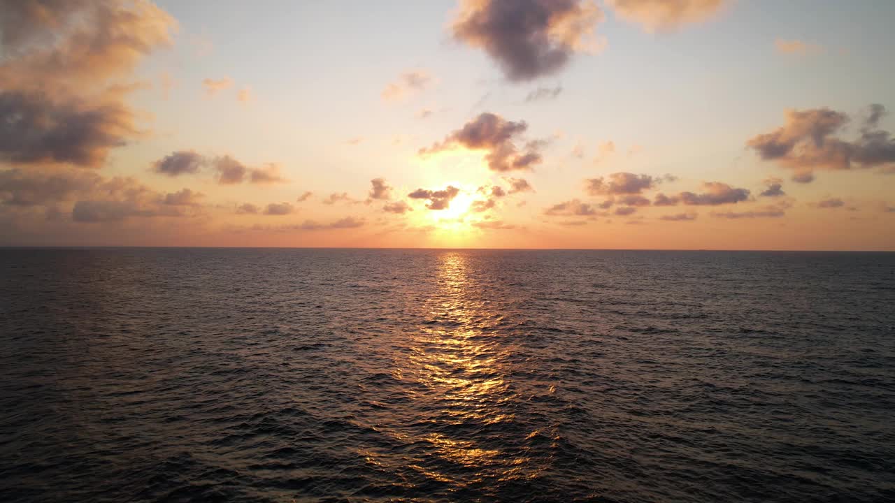 日落的天空在平静的海面上，抽象的自然背景。视频下载