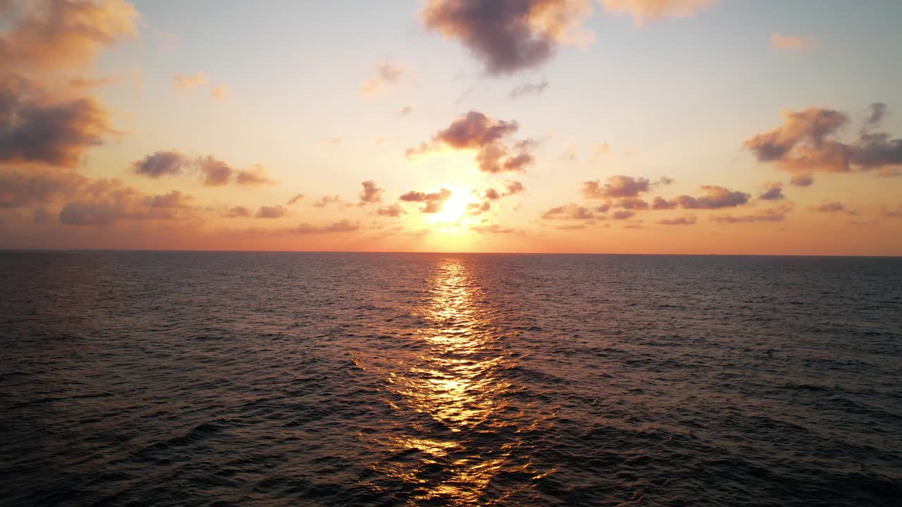 日落的天空在平静的海面上，抽象的自然背景。视频下载