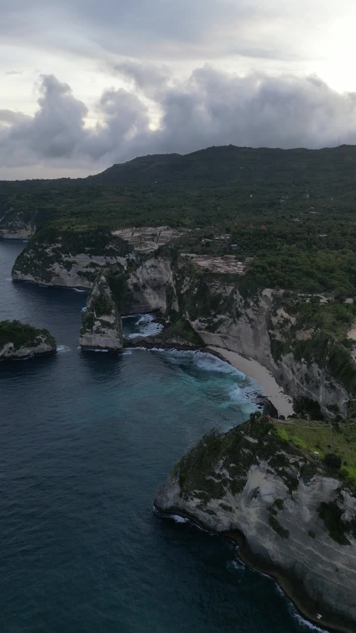 阿图海滩，钻石海滩，佩尼达岛，印度尼西亚阿图海滩，钻石海滩，佩尼达岛，印度尼西亚视频素材