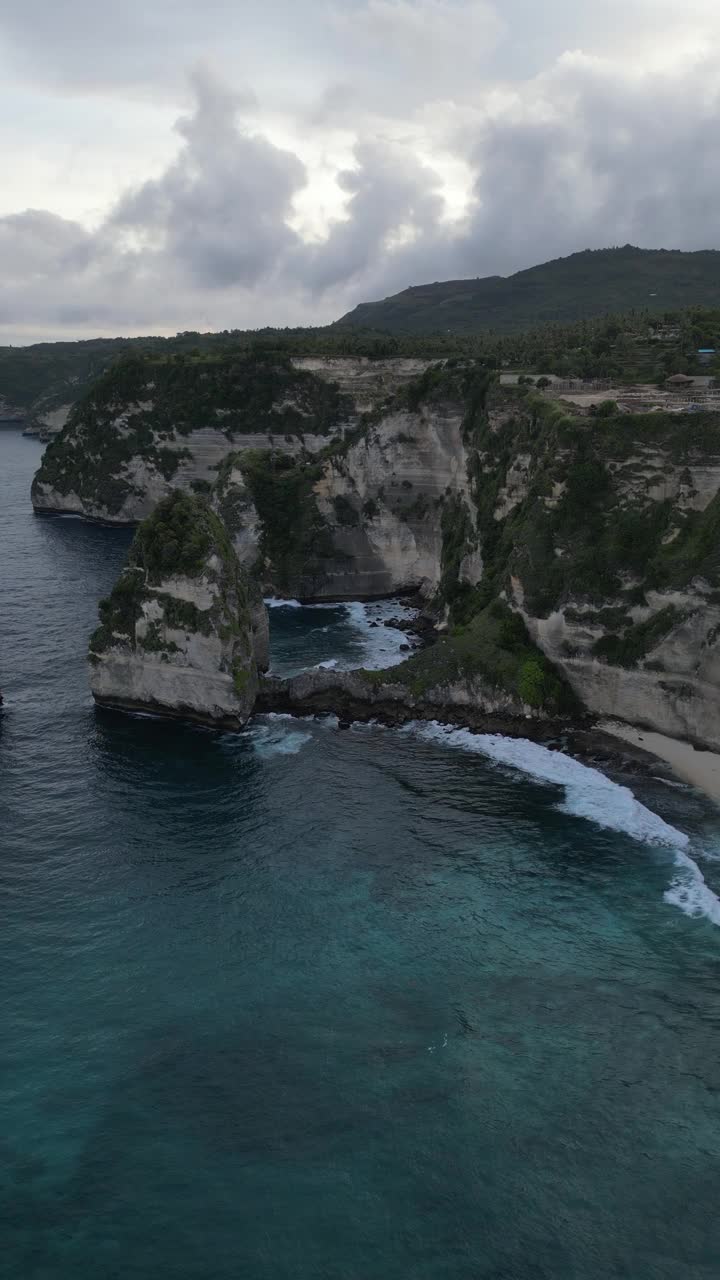 阿图海滩，钻石海滩，佩尼达岛，印度尼西亚视频素材