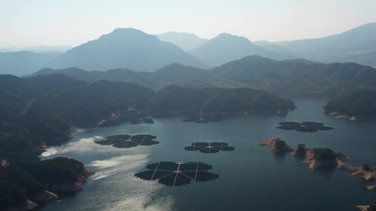 庆尚南道，陕川郡，陕川大坝水面上漂浮的太阳能电池板和周围的自然风光/韩国视频素材