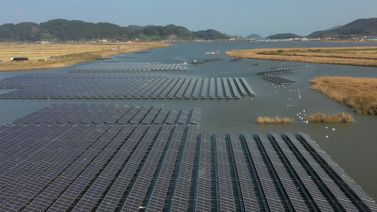 全罗南道，高兴郡，在海场湾水面和周围自然景观上建造浮动太阳能电池板/韩国视频素材