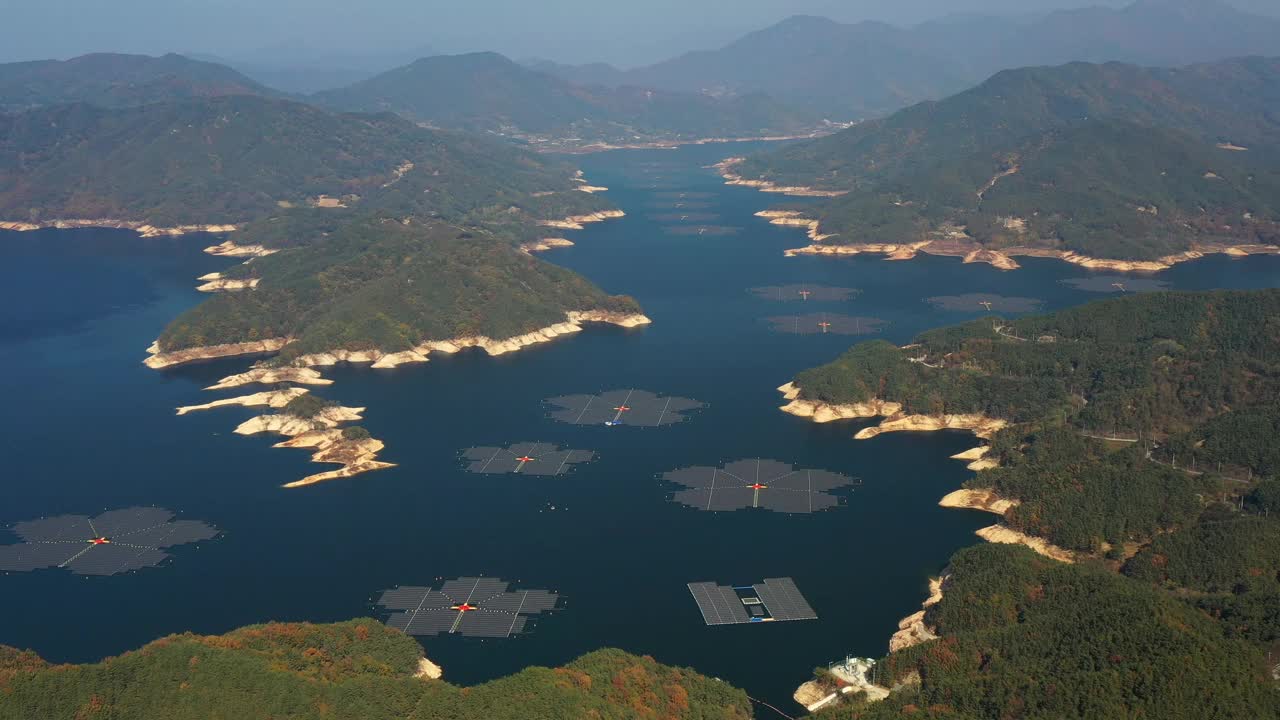 庆尚南道，陕川郡，陕川大坝水面上漂浮的太阳能电池板和周围的自然风光/韩国视频素材