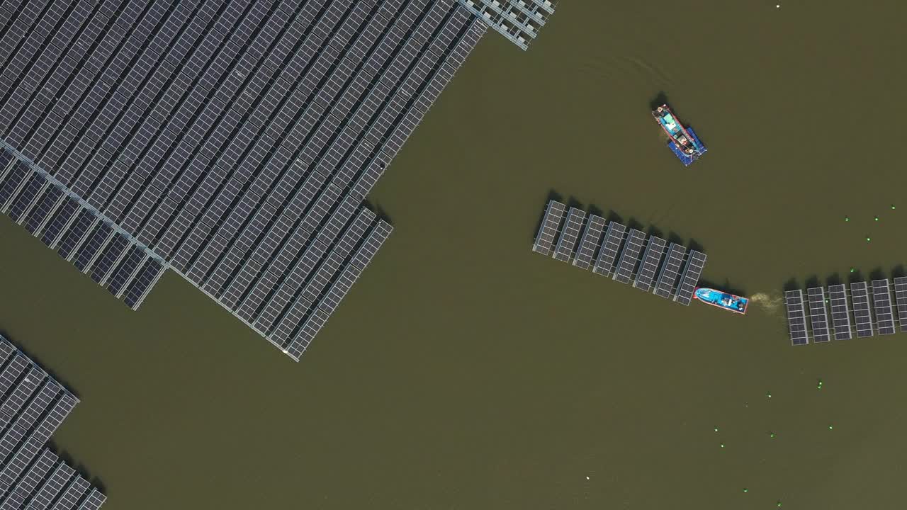 全罗南道，高兴郡，在海昌湾水面上建造浮动太阳能电池板/韩国视频素材