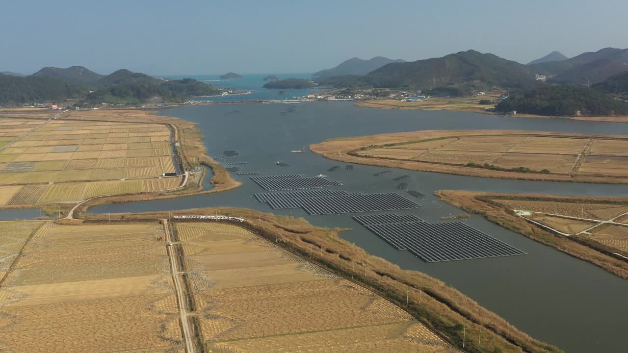 全南道，高兴郡，海昌湾的浮动太阳能电池板和周围的自然风光/韩国视频素材