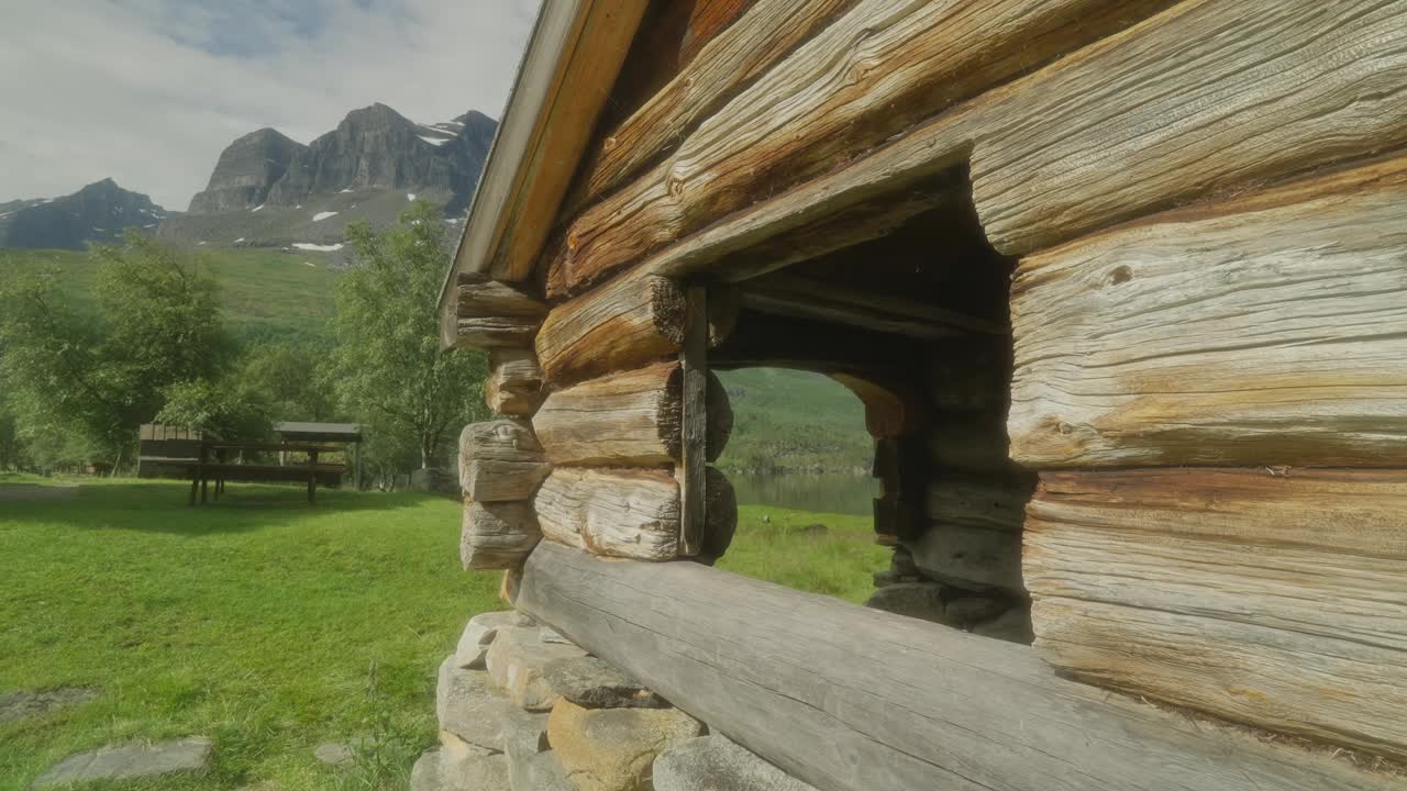 徒步旅行者探索风景优美的挪威内德达伦的乡村小木屋视频素材