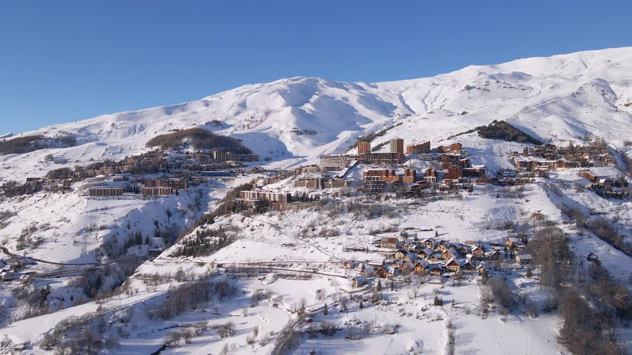 冬季的滑雪胜地(鸟瞰图)，可以看到德鲁韦山顶。Champsaur Valley，上阿尔卑斯，法国阿尔卑斯山，法国视频下载