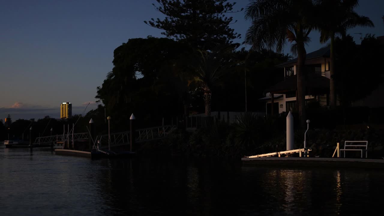 黄金海岸的运河夜景视频素材