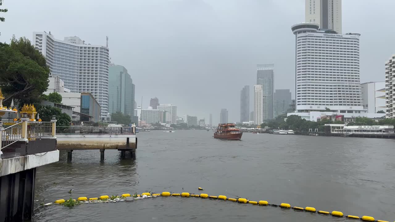 阴雨天，湄南河的气氛。视频下载