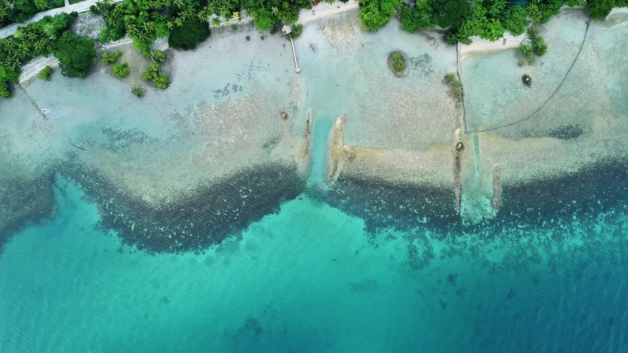 清澈海水中的珊瑚礁鸟瞰图视频素材