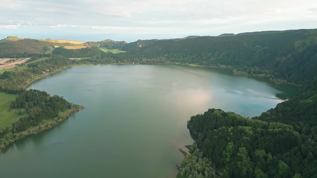 福纳斯湖四周群山葱郁，景色宁静，鸟瞰视频素材