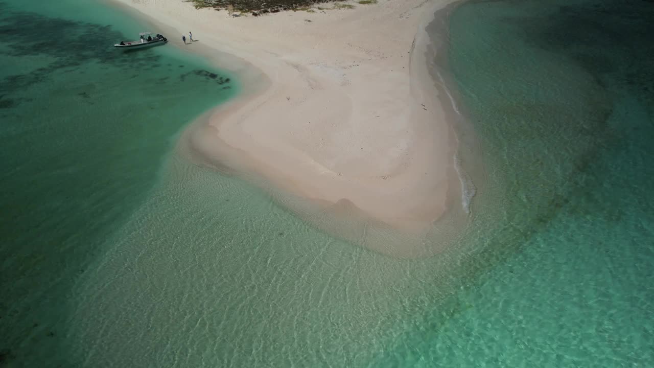 宁静的热带海滩，绿松石般的海水和沙滩，远处的船，鸟瞰图视频素材