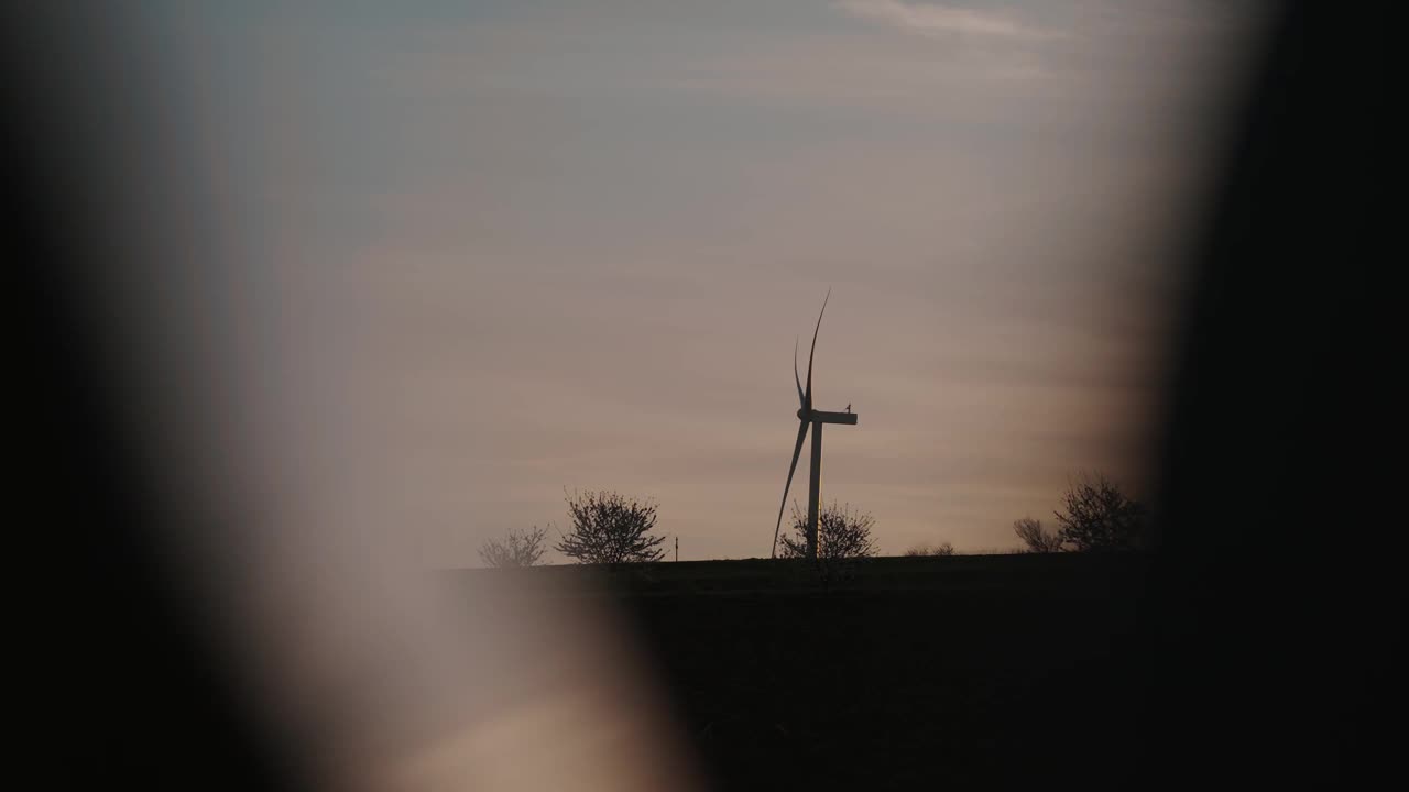 风力涡轮机的轮廓映衬在夜空中视频素材