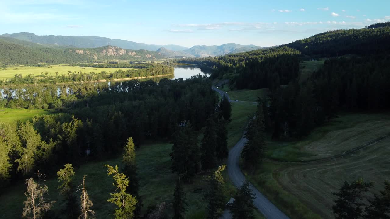 美丽的自然景观无人机拍摄的河流和山谷在夏天，加拿大视频素材