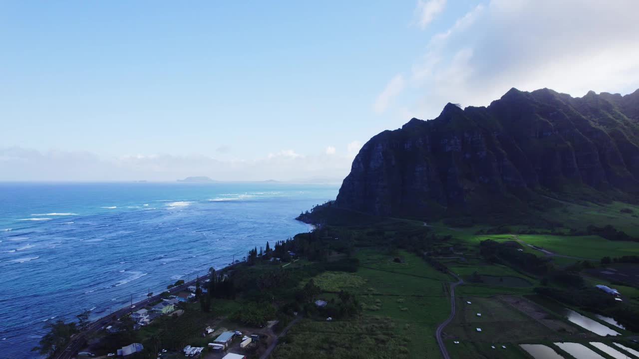 令人惊叹的鸟瞰图崎岖的悬崖和原始的水瓦胡岛，夏威夷。深蓝色的海洋与郁郁葱葱的绿色景观形成了美丽的对比，给人一种宁静而令人惊叹的视觉体验。视频素材