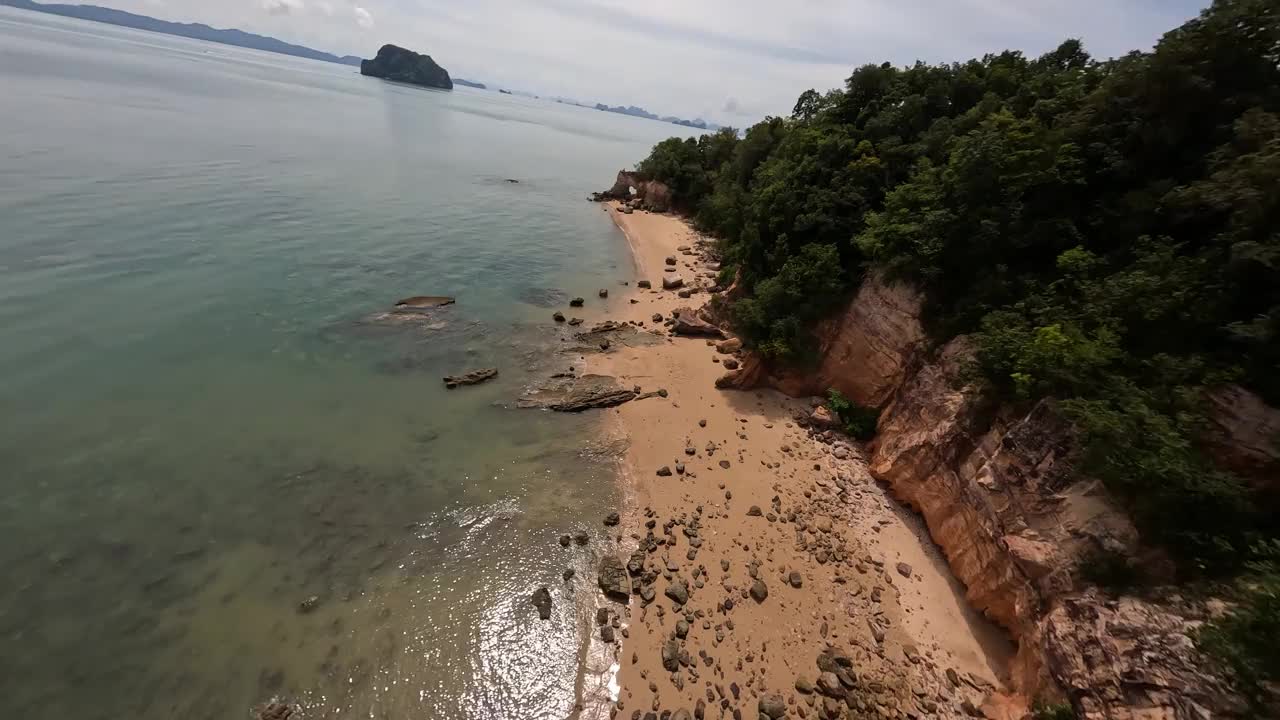 飞越泰国的海滩，大自然和海洋。无人机视频。视频素材