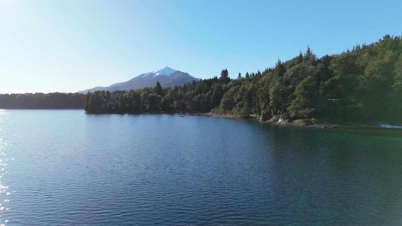 宁静的湖与山景-曼萨诺港-别墅拉安戈斯图拉-纽夸姆-巴塔哥尼亚-阿根廷视频素材