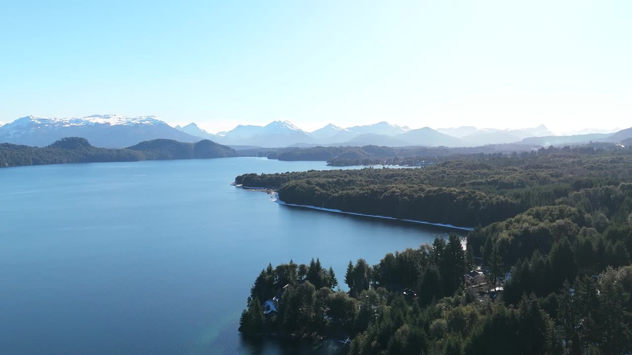 宁静的湖与山景-曼萨诺港-别墅拉安戈斯图拉-纽夸姆-巴塔哥尼亚-阿根廷视频素材