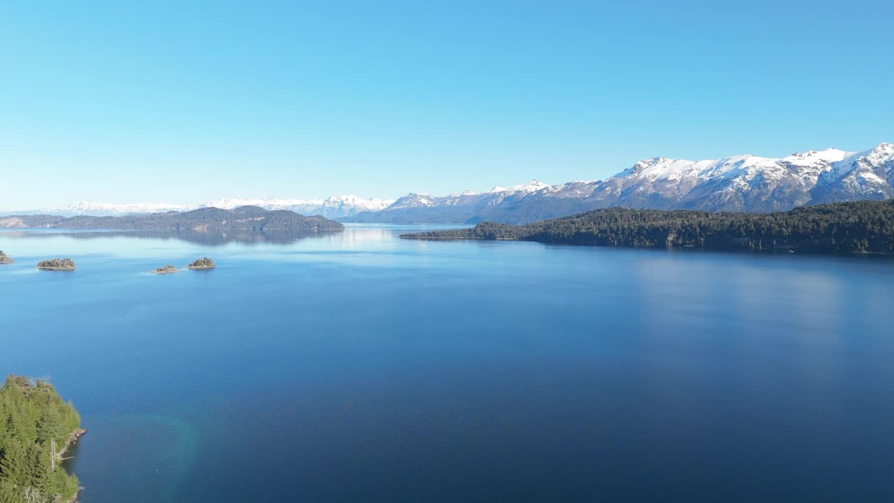 宁静的湖与山景-曼萨诺港-别墅拉安戈斯图拉-纽夸姆-巴塔哥尼亚-阿根廷视频素材