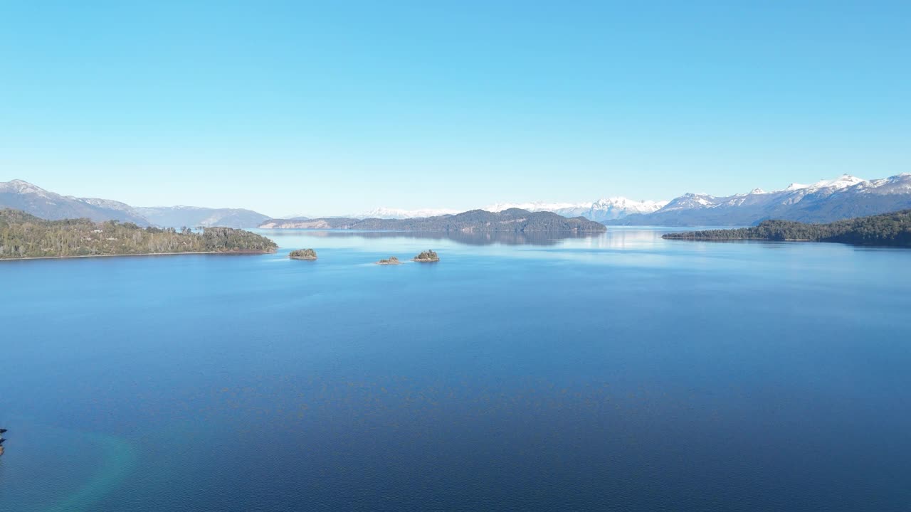 宁静的湖与山景-曼萨诺港-别墅拉安戈斯图拉-纽夸姆-巴塔哥尼亚-阿根廷视频素材