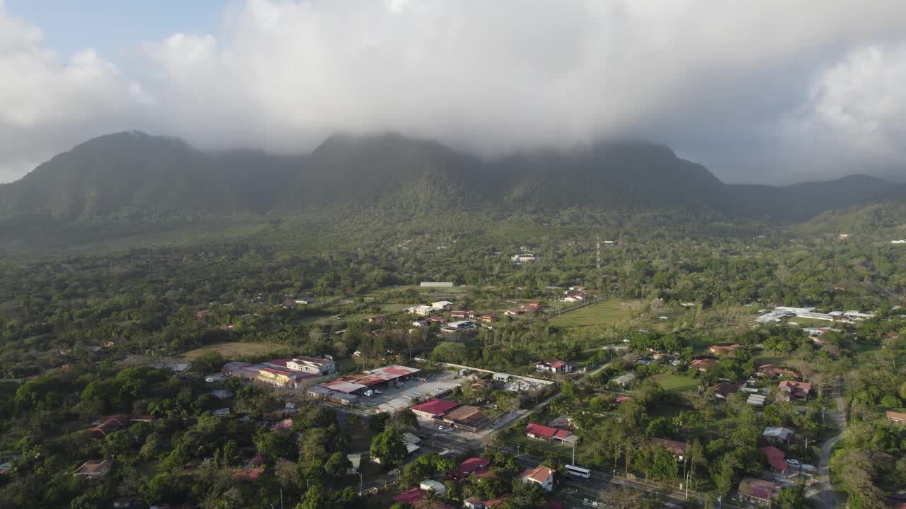 巴拿马安东山谷的鸟瞰图，展示了部分多云天空下的自然景观、山脉和住宅区。视频素材