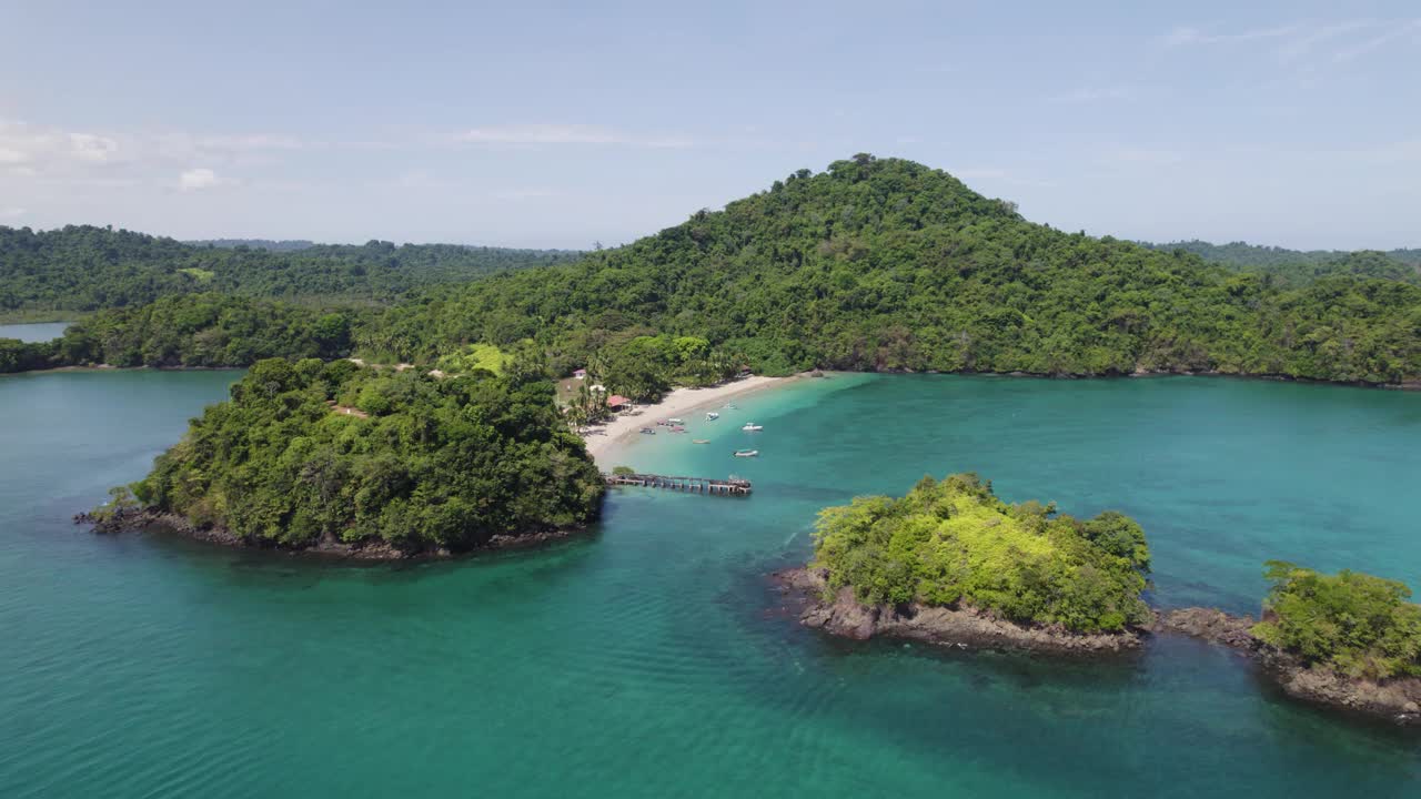 巴拿马太平洋海岸科伊巴岛鸟瞰图。郁郁葱葱的青山，碧绿的海水，和一个原始的海滩被大自然包围。视频素材