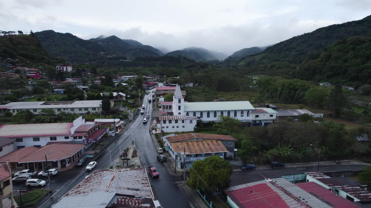 巴拿马，波奎特，云雾缭绕的山脉，宁静山谷中的房屋和主要街道，鸟瞰图视频素材