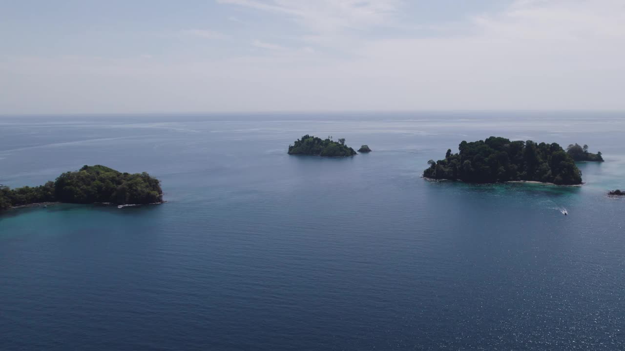 巴拿马科伊巴岛鸟瞰图，展示了原始的水域和郁郁葱葱的绿色植物。非常适合旅游和自然爱好者。视频素材