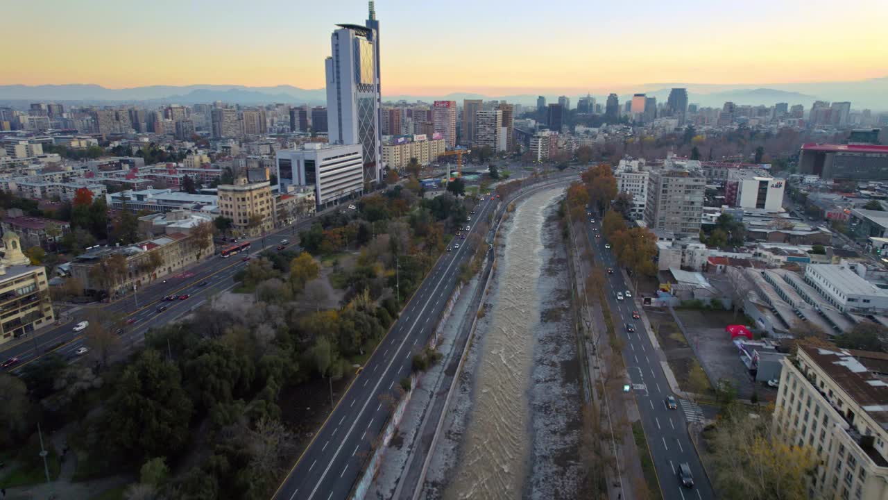 日落时分，无人机拍摄的智利圣地亚哥的马波乔河和Movistar电话塔。视频素材