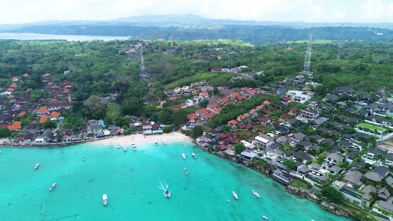 鸟瞰图Jungutbatu港口在努沙伦邦根岛，巴厘岛，印度尼西亚视频素材