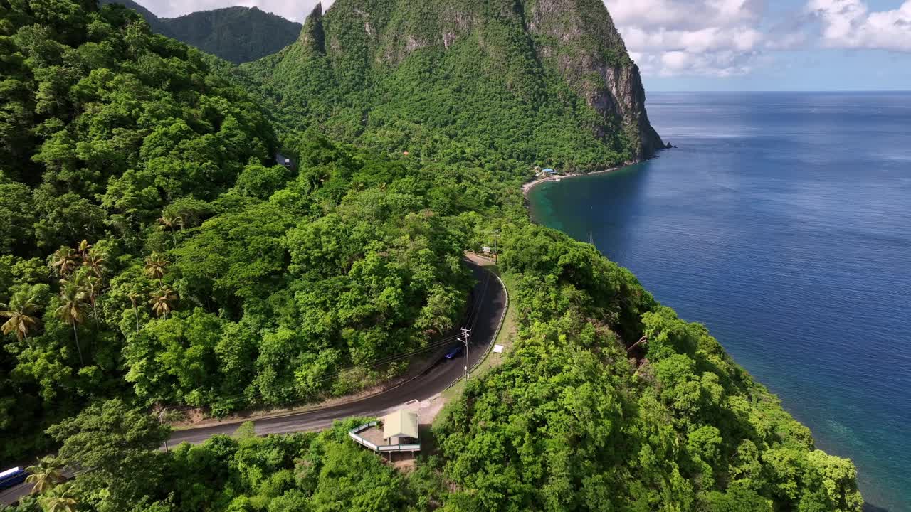 圣卢西亚的岩顶山有着郁郁葱葱的绿色植物和沿海水域。标志性的山峰和加勒比海海岸线。自然景观优美。天线。视频素材