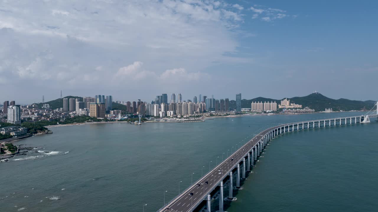 HYPERLAPSE /跨海大桥交通和城市天际线背景视频下载