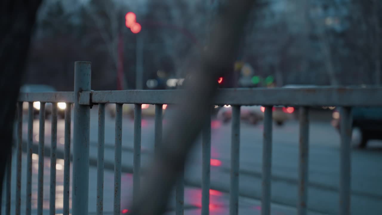 夜间有交通灯的道路上汽车通过的模糊视图视频素材