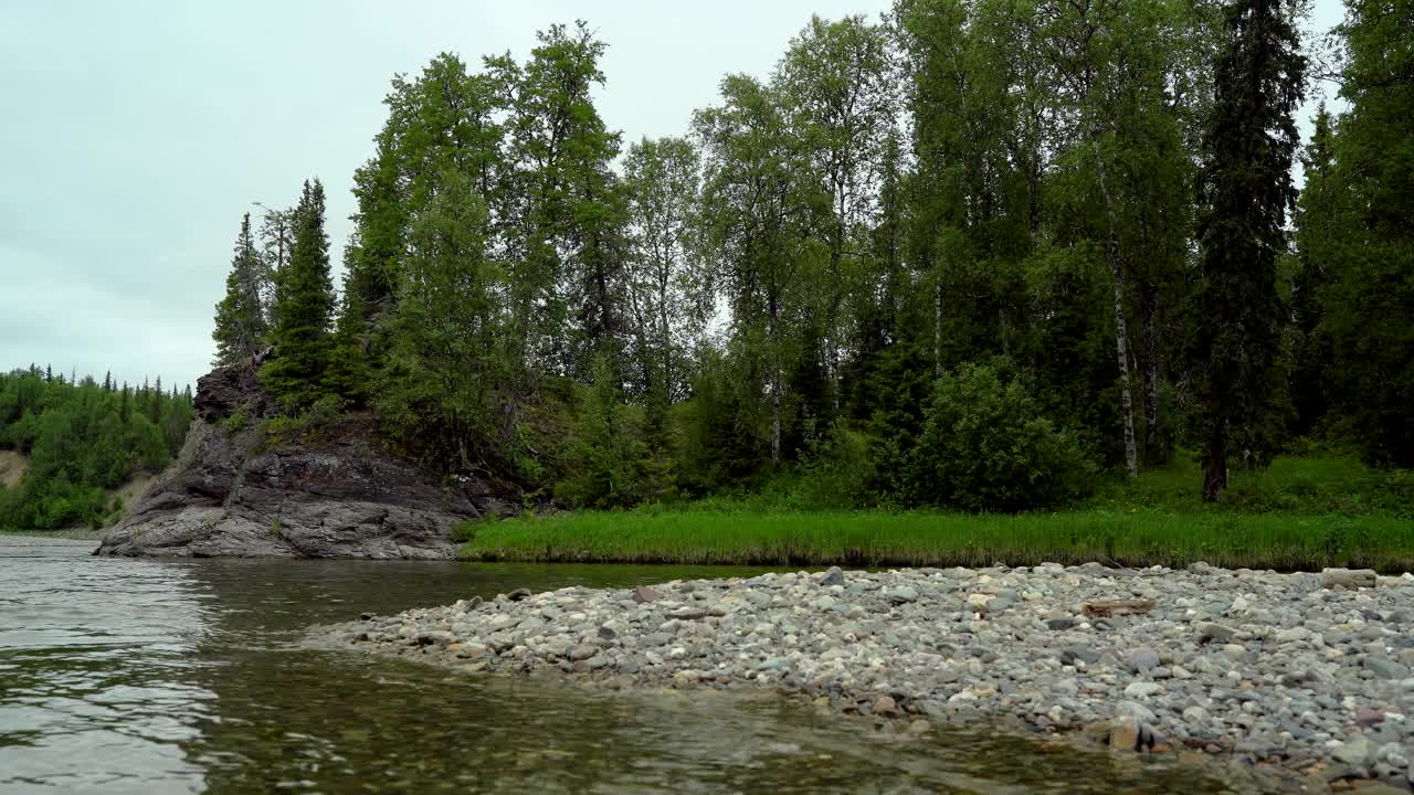 一条山河在石岸上的石崖附近流过。高品质4k画面视频下载