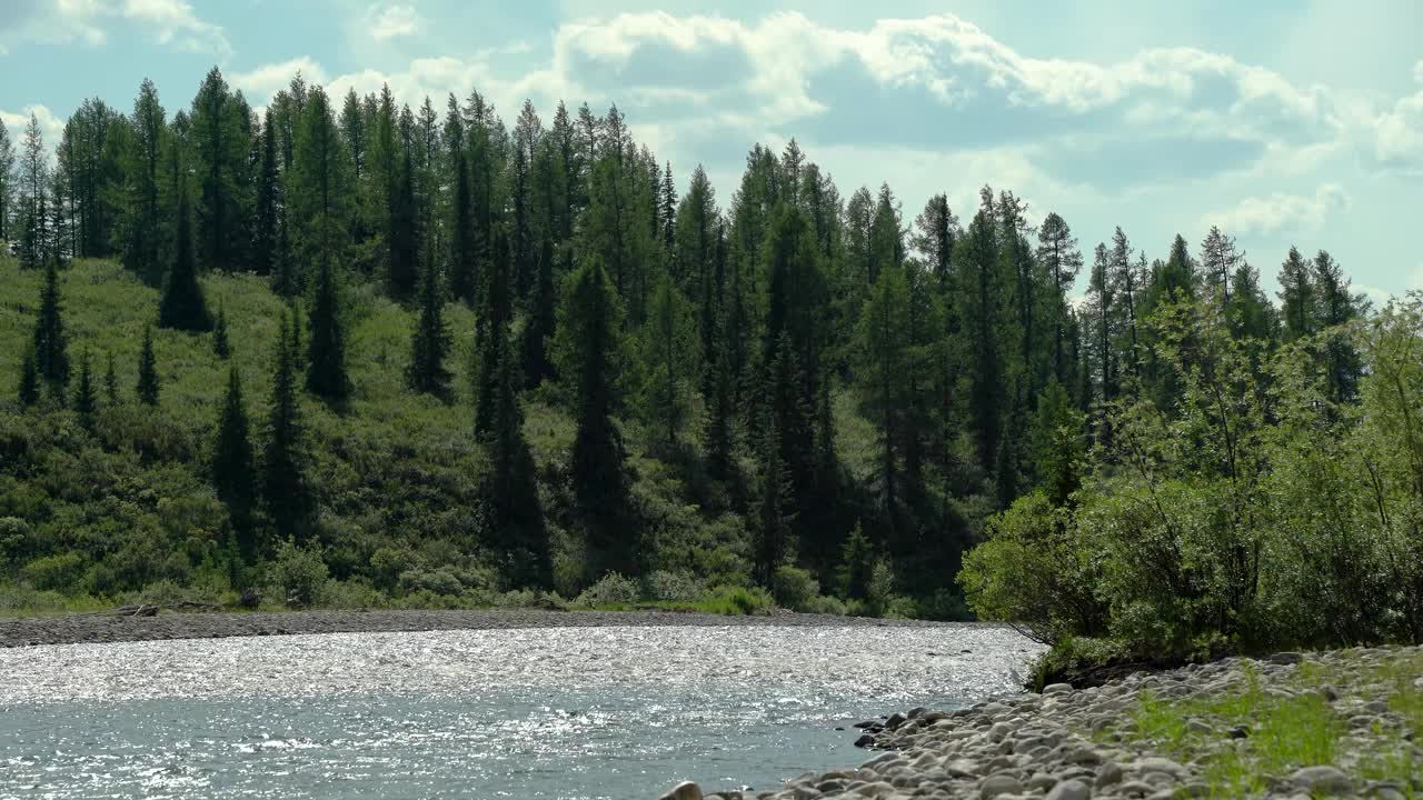 山河激流，映着青山云雾视频下载