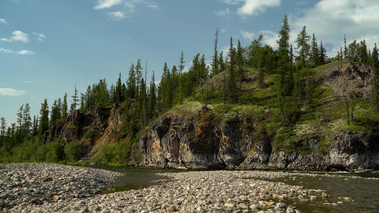 激流:山间湍急的河流在小山背景下的流动视频下载