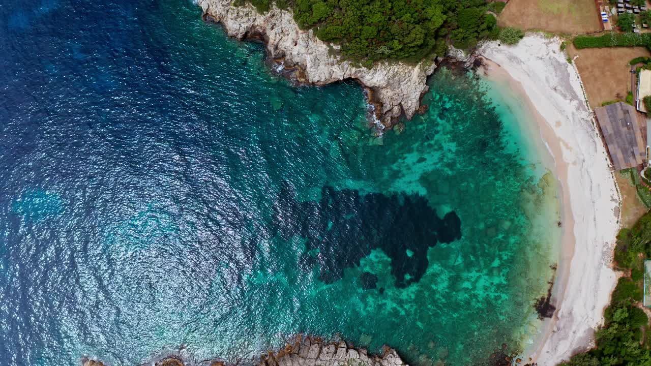 空中无人机拍摄的希腊景观与绿松石海或海洋湾和空沙滩。美丽的度假旅游胜地。视频素材