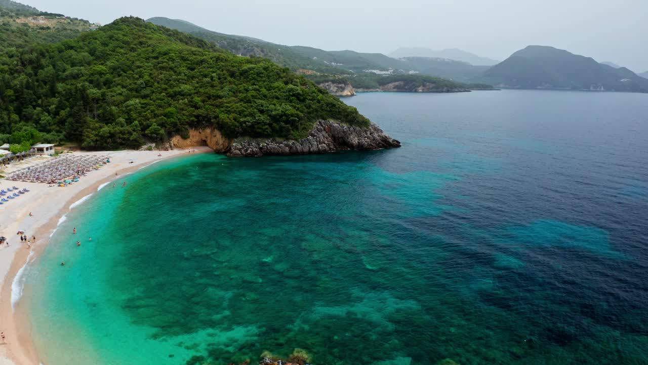 空中无人机拍摄的希腊景观与绿松石海或海洋湾和空沙滩。美丽的度假旅游胜地。视频素材