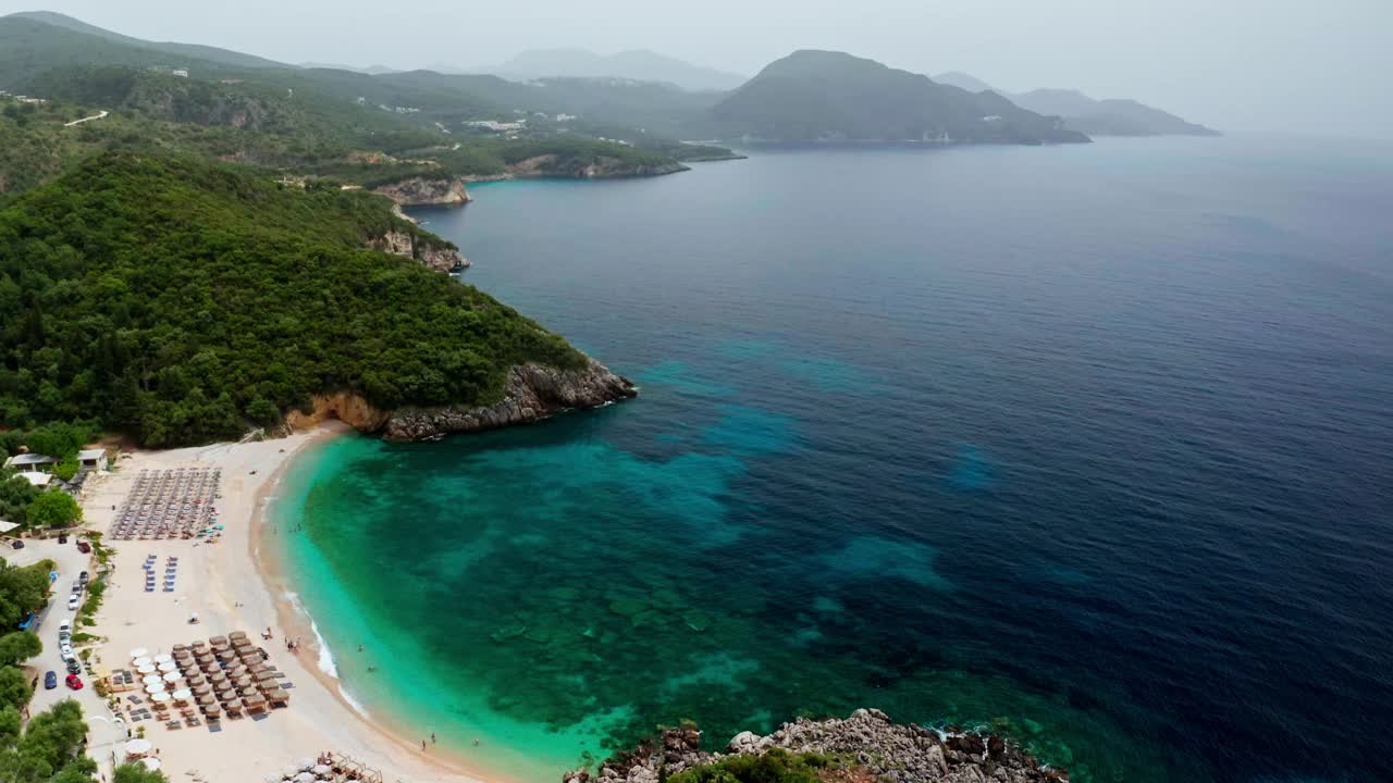 空中无人机拍摄的希腊景观与绿松石海或海洋湾和空沙滩。美丽的度假旅游胜地。视频素材