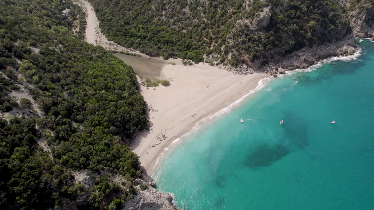 位于意大利撒丁岛奥罗塞湾Baunei海岸的Codula河口的Cala Sisine海滩。空中拍摄视频素材