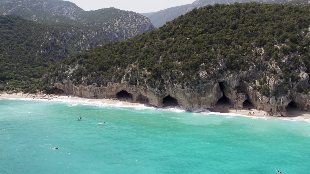 意大利撒丁岛奥罗塞湾的卡拉月纳海岸线和绿松石海的洞穴。航拍摇摄视频素材