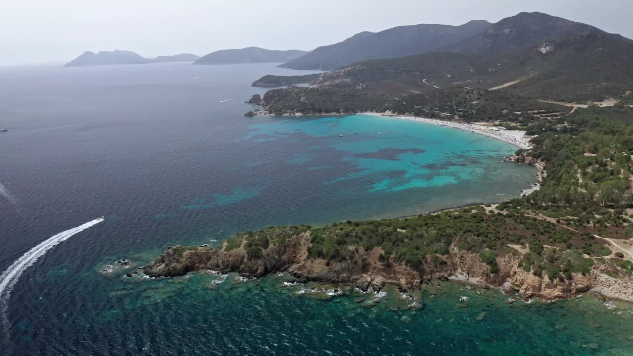 撒丁岛海岸线，湛蓝的海水和山脉为背景，鸟瞰图视频素材