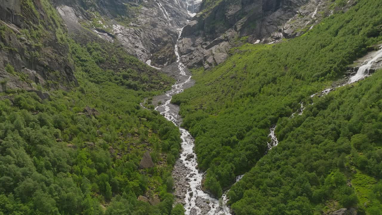 郁郁葱葱的绿色山谷，河流流经约斯特德斯布林冰川谷，挪威视频素材