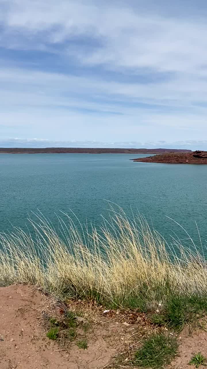 平静的绿松石湖，清澈的天空和遥远的海岸线视频素材