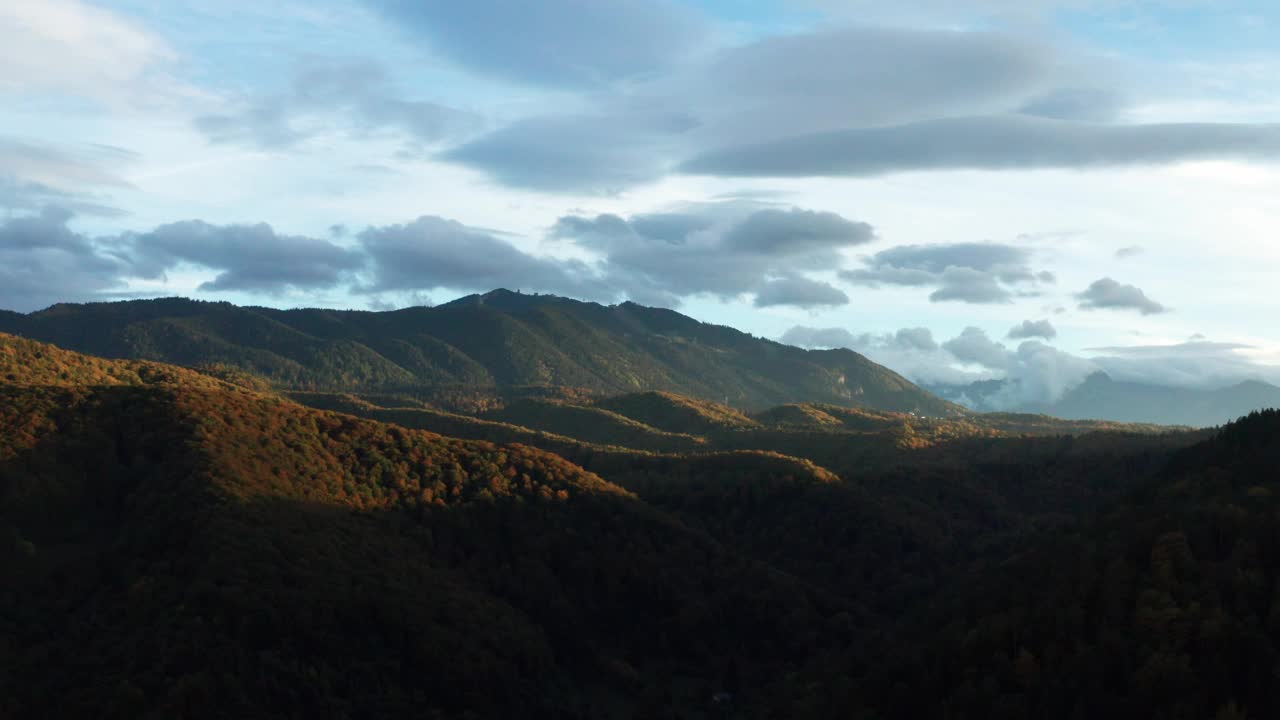 落日在连绵起伏的山峦上，云淡风轻，景色宁静视频素材