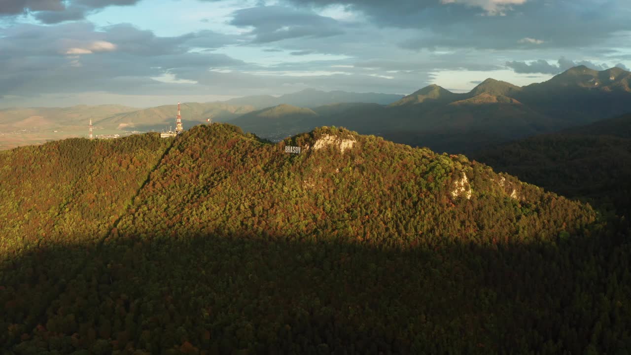 夕阳下郁郁葱葱的绿色山脉，鸟瞰图视频素材