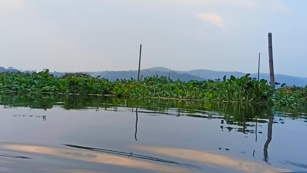 以山丘为背景的拉瓦湖视频下载