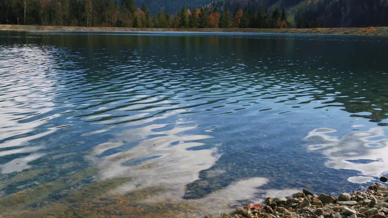 湖面上的小波浪形成涟漪视频下载